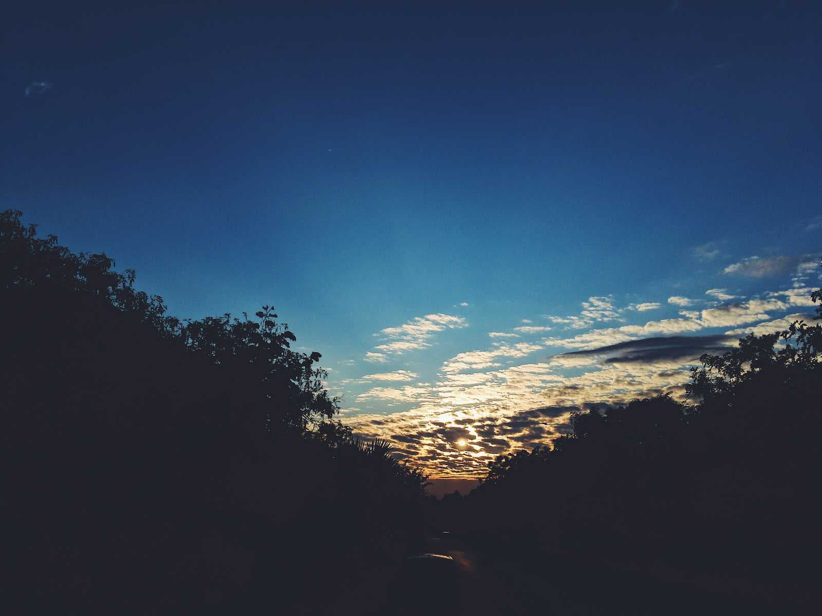 🌅 Bangkit dari Subuh yang Hilang: Rezekimu Menunggumu di Pagi Hari