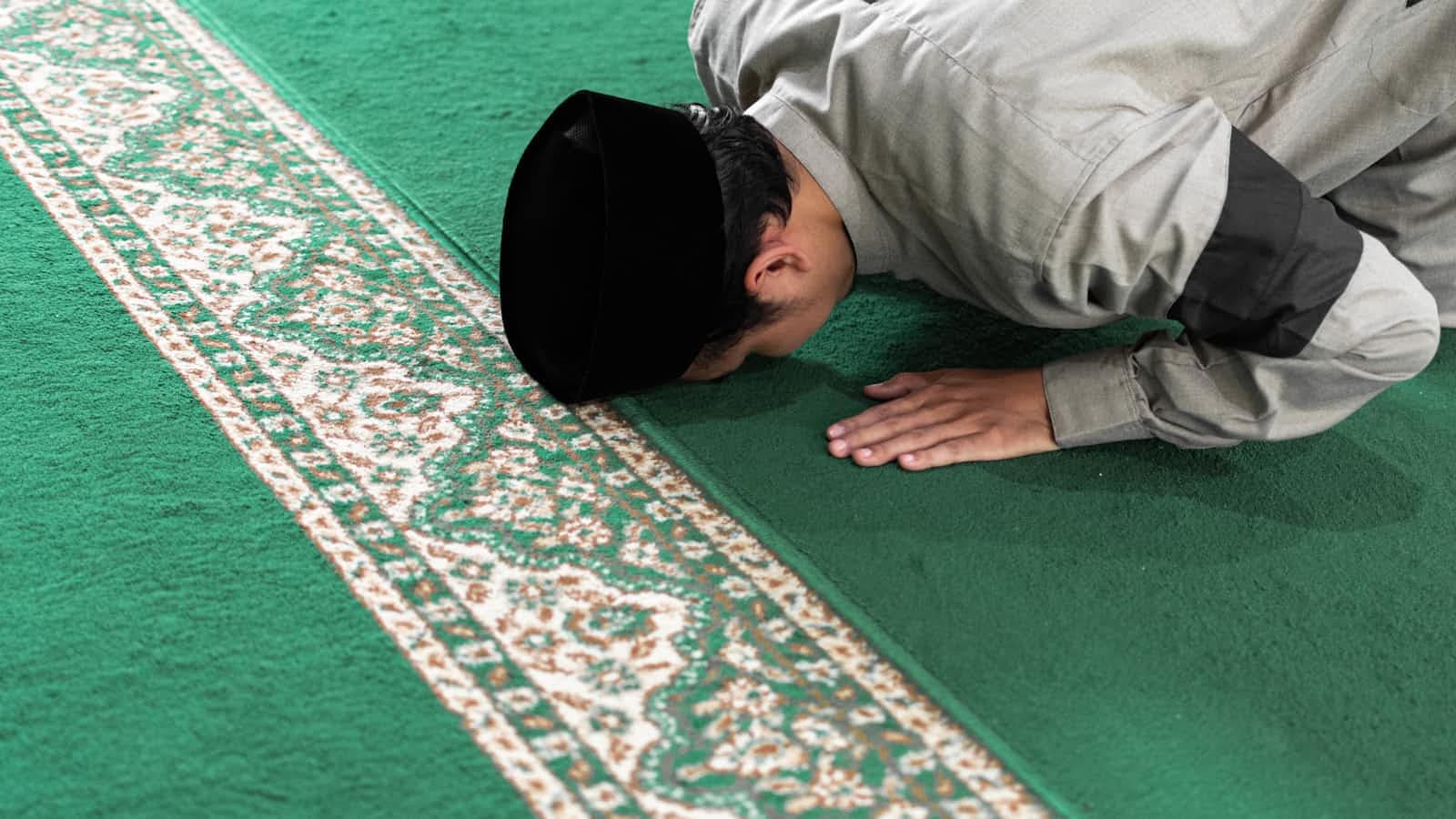 Fenomena Umat Muslim yang Tidak Memahami Bacaan Ibadah: Mengapa Bisa Terjadi dan Bagaimana Bisa Khusyuk Tanpa Makna?