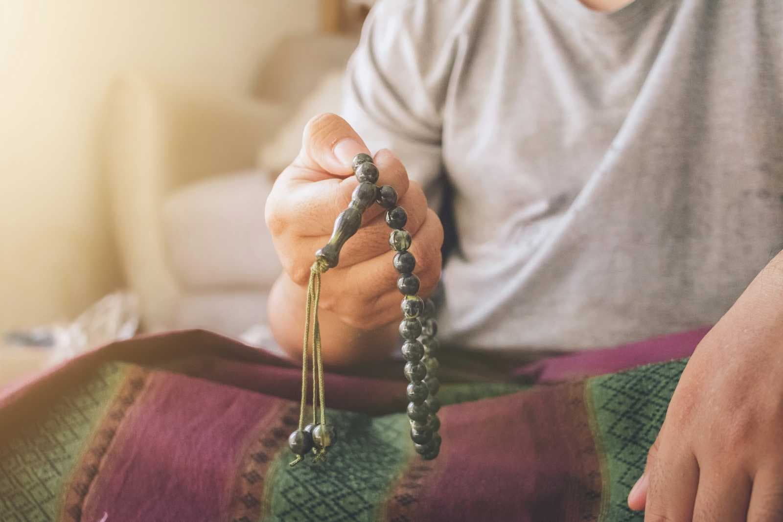 Tasbih dalam Islam: Antara Jari dan Manik-Manik