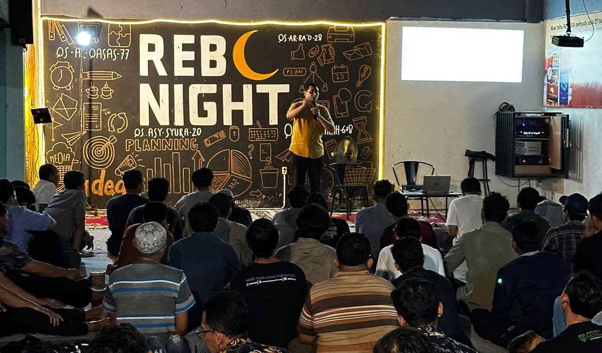 Melihat Ayat tersembunyi di Background Event ReboNight (Eventnya para Pengusaha) - TukangBangun.ID